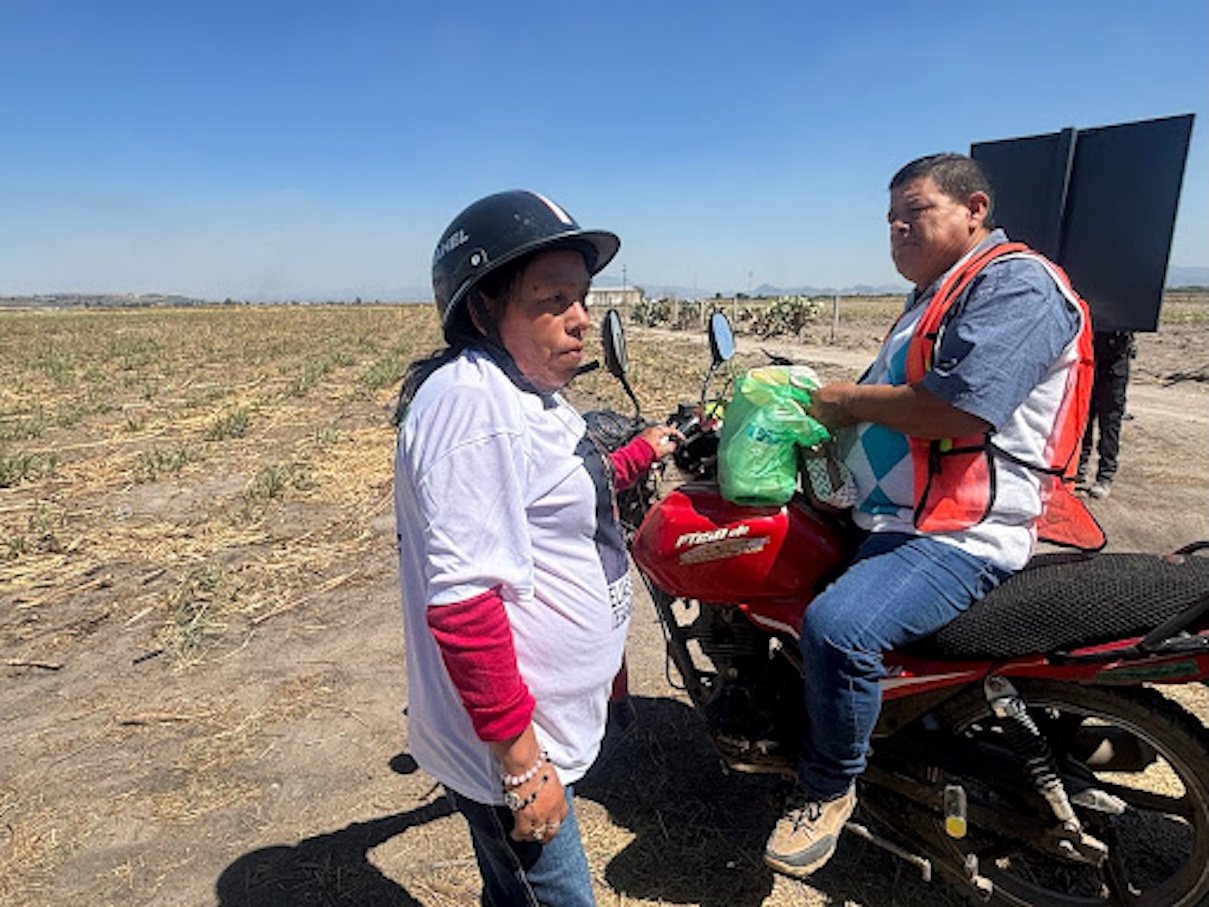  María de la Luz Ruiz Gutiérrez llegó al lugar para preguntar por las prendas de su hijo Elías Sánchez. Los policías le dijeron que fuera a la fiscalía de Guadalajara. (Marcela Turati) 